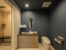 【客室】グランドツイン。シャワールームには腰かけやすい椅子も設置。