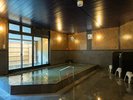 古くから町の人々に親しまれていた共同浴場「鷲の湯」重厚感のある石造りが織りなす大浴場。