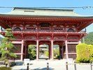 【甲斐善光寺 山門】国の重要文化財である甲斐善光寺は朱塗りの門も立派です。当館よりお車で約12分。