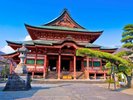 【甲斐善光寺 本殿】高さ27メートルを誇る東日本最大級の木造建築です。当館よりお車で約12分。