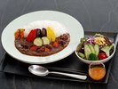【文豪カレー】牛すじの旨みが溶け込む特製カレーと彩りサラダ