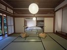 周りを気にせずリラックスできる広い畳の空間です