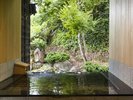 お風呂はのんびり、緑を眺めながら。