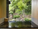 お風呂はのんびり、緑を眺めながら。