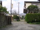左上に小さな看板右折
