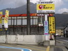 左側看板を左折矢印にそって100メートル進み右折する。
