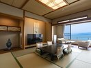 ≪特別室≫ツイン+10畳 窓の外には日本海若狭湾が広がり、心癒される眺めが広がります。