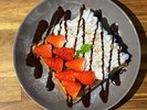 イチゴチョコワッフル(maruru cafe)。契約農家さんの摘み立てイチゴを使用
