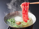 鮮やかな霜降りの淡路牛はお湯にさっとくぐらせてしゃぶしゃぶに(料理一例/イメージ)