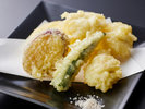 「淡路鱧の天麩羅」はふわふわの鱧の身とサクラクの衣が相性抜群の一品(料理一例/イメージ)