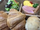 朝食はパンの洋食セット。コーヒーまたはオレンジジュースをお選びください。