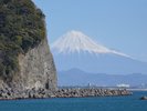静岡県焼津市にある、駿河湾と富士山の絶景を楽しめる人気のビーチ。ホテルから車で約10分