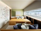 ���ǂ΂��X�C�[�g(59�u)�F�ό��X�|�b�g��`����OSAKA�{�[�h�̑O�ɁA�傫�ȃe�[�u���ƃ\�t�@��������q���B