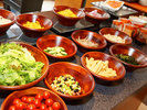 【朝食バイキング】彩豊かなサラダコーナです♪リソルホテルの “Eatwell” な朝食をお楽しみください。