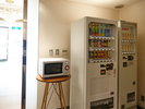 【設備】1階に電子レンジと自動販売機がございます。