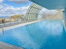 開閉式の温水プールで、空を眺めながら快適に泳げます。冷たい水が苦手な方にも好評です。