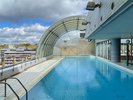 空を仰ぎながら楽しめる開閉式温水プール。冷たい水が苦手な方にもぴったり。