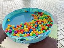 簡易的な子供プールに、ボールが浮かんでいるので、遊びながら楽しく過ごせます。