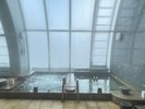 空を仰ぎながら湯浴みできる大浴場で、贅沢な癒しの時間を。