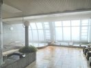 広々とした空の見える大浴場で、心地よいひとときをお過ごしください。