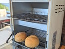 朝食時のレストランにはオーブントースターもご用意