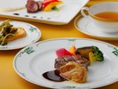 歴史の息吹を感じる空間で、クラシックホテルならではの一皿をお楽しみください