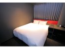 クイーンルーム、Serta社製170cm幅のベッド