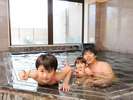 大浴場でパパと一緒に楽しくお風呂♪