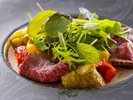 【四万十牛ロースト】旨味溢れる四万十牛と噛む瞬間に広がる焼きナスの香り、洋食シェフが作りあげた一皿