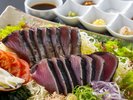 【戻り鰹のタタキ味比べ】濃厚で脂の甘味が特徴の戻り鰹を総料理長が厳選した7種の味わいでご堪能ください