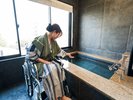 ユニバーサルデザインの客室です。車イスの利用も可能です。