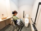 ユニバーサルデザインの客室です。車イスの利用も可能です。