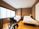 ユニバーサルデザインの客室です。車イスの利用も可能です。