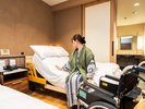 ユニバーサルデザインの客室です。車イスの利用も可能です。