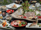 【夕食グレードアップ-優(Yu)会席-夏イメージ】縞鯵姿造り、鮎塩焼、黒毛和牛ローストなど。