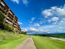 河川敷側からの外観