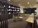 ライブラリー、信州にまつわる本、写真集など、落ち着いた雰囲気で読書ができます。