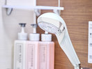 【クイーンエコノミー】肌や髪をうるおす「ReFa FINE BUBBLE U」を全室に導入。