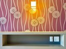 *【和モダン10畳(一例)】ベッドヘッドの棚には電源もあり、携帯電話などの充電や保管に活用可能
