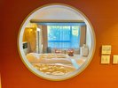 *【和モダン10畳(一例)】お部屋内に月のような丸いくり抜きのパーテーションがございます