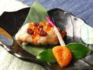 *【夕食(お食事一例)】ノルウェーサーモン白酒焼き(杏子添え)