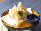 *【夕食(お食事一例)】彩り揚 たらの芽・ウルイ