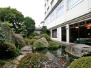 *【施設(中庭)】四季の彩りと鯉が泳ぐ日本庭園。ゆったりと流れる癒しの時間をお楽しみください。
