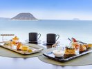 最上階のクラブラウンジ「グランブルー」にてお食事と飲み物を絶景のオーシャンビューと共に。※イメージ