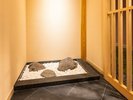 コンフォート和室の内玄関、石庭