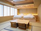 和モダン<特別室>は、広々とした和室に小上がりを設えたお部屋です
