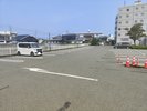 【 無料!平面駐車場60台 】(大型車 6m以上は利用できません。)