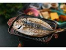 朝食(一例)アジの干物を目の前で焼いてホクホクをどうぞ。