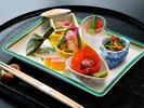 当館オリジナルの前菜【組小鉢】でございます。