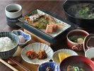 【朝食イメージ】地域色を感じられる「しじみ汁」と「のどぐろの干物」をお楽しみいただけます。